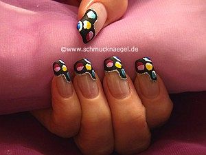 Uñas retro con esmaltes en differentes colores