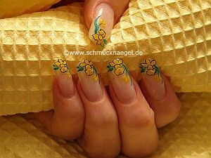 Narciso amarillo para pascua motivo de uñas