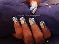 Uñas francesas en azul blanco