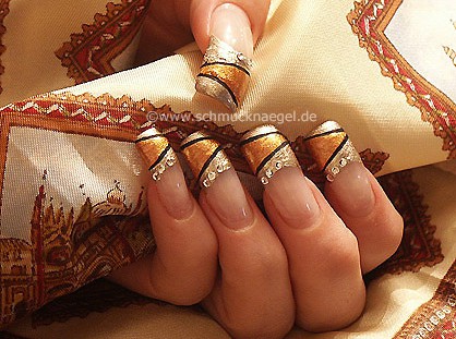 Motivo de uñas francesas en marrón y oro