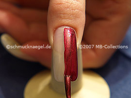 Nagellack mit gleichmäßigen Pinselstrichen auftragen