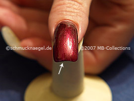 Bei künstlichen Fingernägeln die vordere Nagelkante mitlackieren