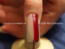 Nagellack mit gleichmäßigen Pinselstrichen auftragen