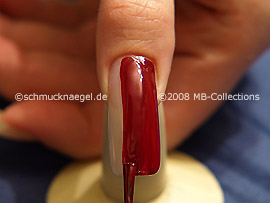 Nagellack in der Farbe dunkelrot