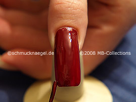 Nagellack in der Farbe dunkelrot