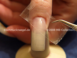 Durchsichtige Klebeband und Pinzette