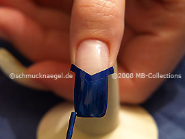 Nagellack in der Farbe dunkelblau