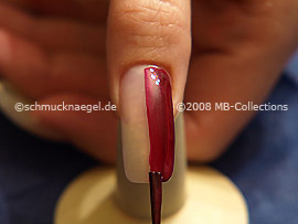 Nagellack mit gleichmäßigen Pinselstrichen auftragen