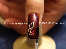 Fingernagel mit einem Klarlack überlackieren