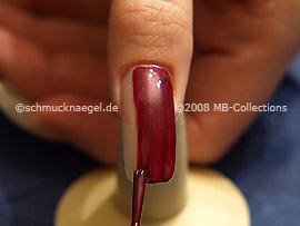 Nagellack in der Farbe weinrot