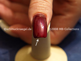Bei künstlichen Fingernägeln die vordere Nagelkante mitlackieren