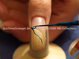 Nailart Liner in der Farbe dunkelgrün