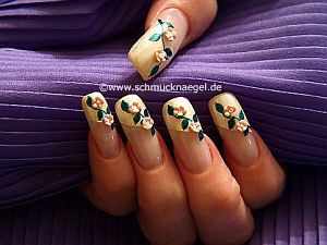 Nailart Motiv mit Keramik-Blumen