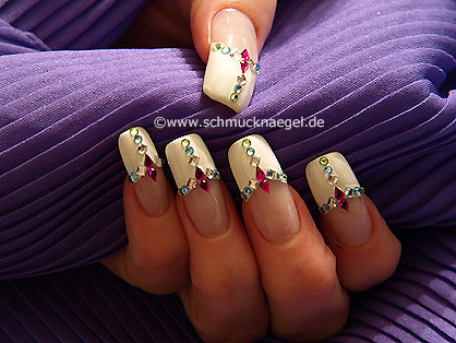 Nailart Motiv mit verschiedenen Strasssteinen