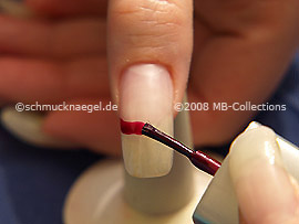 Nagellack in der Farbe weinrot