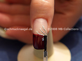 Fingernagel mit einem Klarlack überlackieren