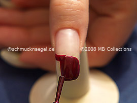 Nagellack in der Farbe weinrot