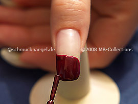 Nagellack in der Farbe weinrot