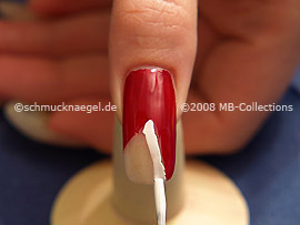 Nagellack in der Farbe weiß