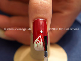Fingernagel mit einem Klarlack überlackieren
