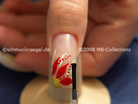 Fingernagel mit einem Klarlack überlackieren