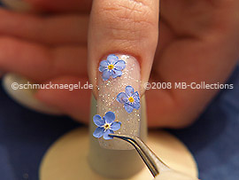 Trockenblumen und Pinzette
