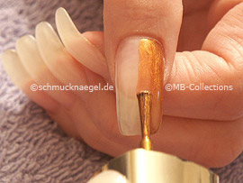 Nagellack in der Farbe kupfer