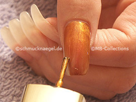 Nagellack in der Farbe kupfer