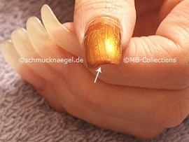 Nagellack in der Farbe kupfer