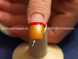 Bei künstlichen Fingernägeln die vordere Nagelkante mitlackieren