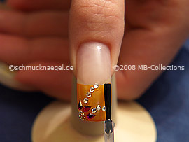 Fingernagel mit einem Klarlack überlackieren