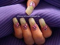 Fingernagel Motiv mit Muschel Splitter