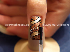 Fingernagel mit einem Klarlack überlackieren