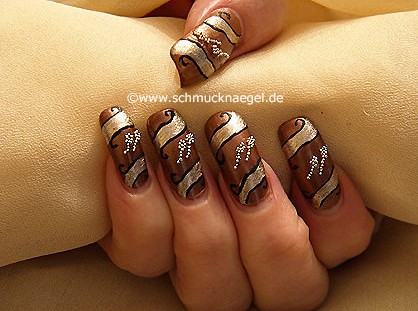 Fingernagel Motiv mit Nailart Bouillons in silber