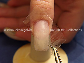 Durchsichtige Klebeband und Pinzette