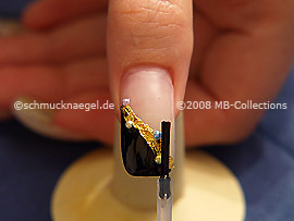 Fingernagel mit einem Klarlack überlackieren