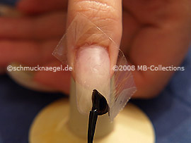 Nagellack mit gleichmäßigen Pinselstrichen auftragen
