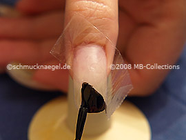 Nagellack in der Farbe schwarz