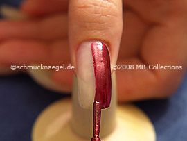 Nagellack mit gleichmäßigen Pinselstrichen auftragen