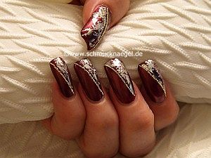 Fingernagel Motiv mit Metallic-Folie und Nailart Bouillons