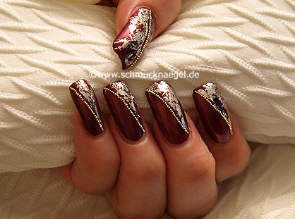 Fingernagel Motiv mit Metallic-Folie und Nailart Bouillons