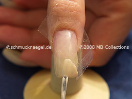 Nagellack mit gleichmäßigen Pinselstrichen auftragen