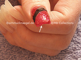 Nagellack in der Farbe rot-glitter