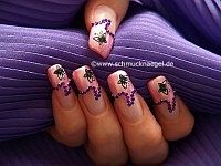 Fingernagelmotiv mit 3D Nailart Sticker