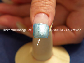 Bei künstlichen Fingernägeln die vordere Nagelkante mitlackieren