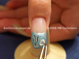 Meeres-Muschel und Pinzette