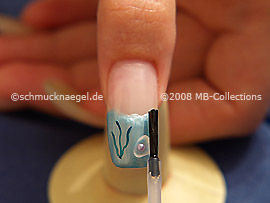 Fingernagel mit einem Klarlack überlackieren