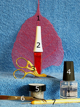 Produkte für das Nailart Motiv mit Skelettblatt - Glitter-Pulver, Skelettblatt, Nailart Liner, Spot-Swirl, Klarlack