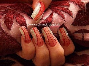 Nailart Motiv mit Skelettblatt