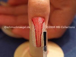 Fingernagel mit einem Klarlack überlackieren